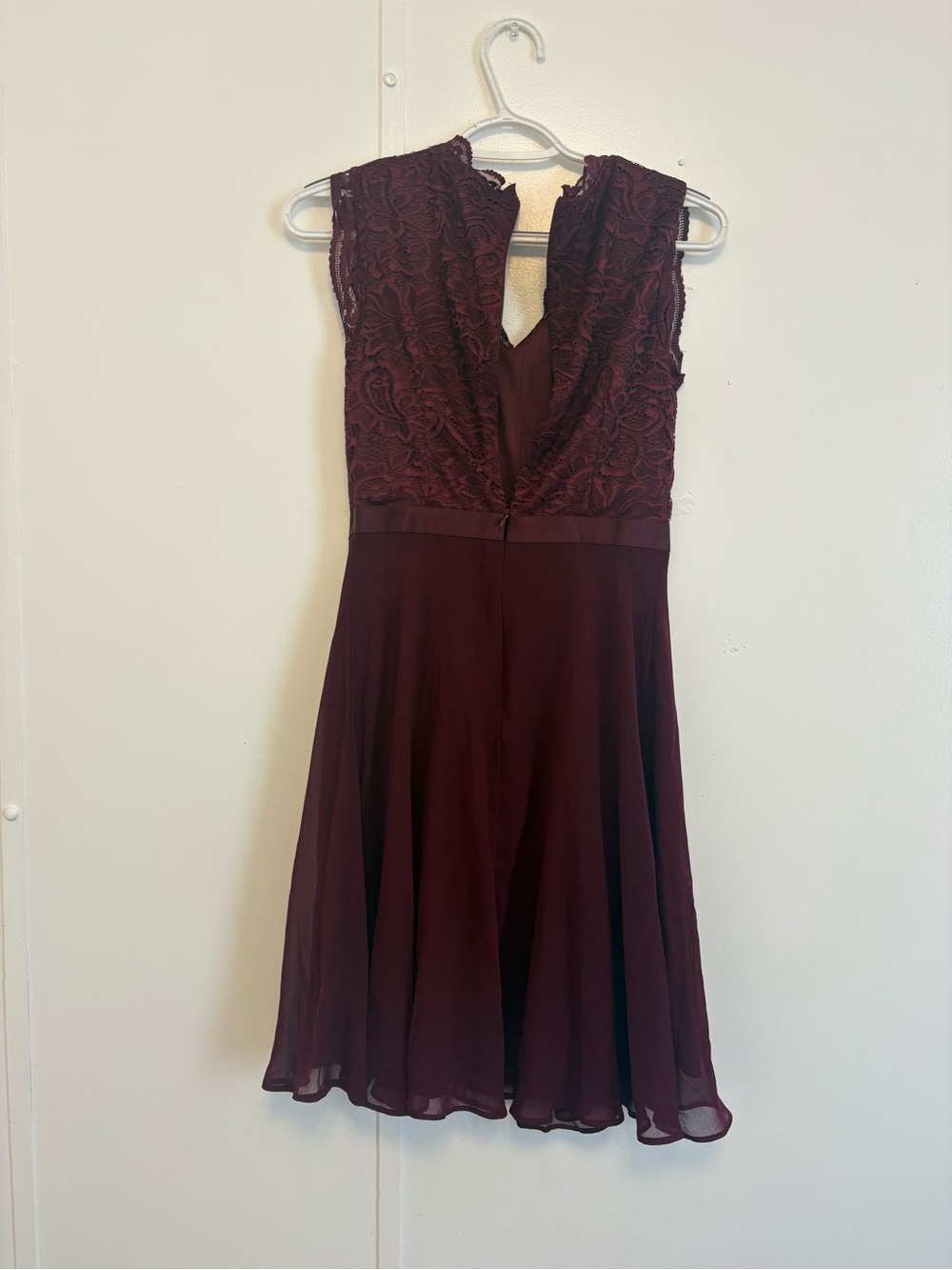 Sleeveless Lace Midi Dress in Wine